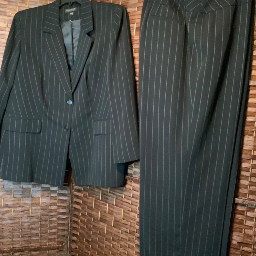 John Meyer Women’s Pant Suit - Picture 3 of 7